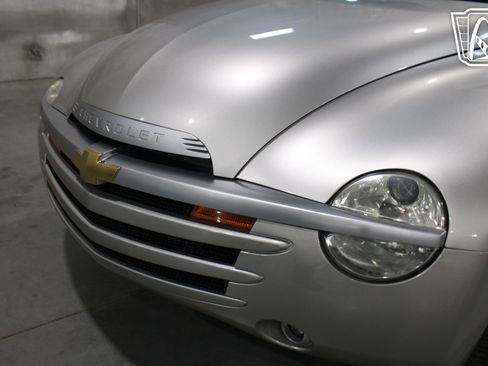 Used 2004 Chevrolet SSR w/ Preferred Equipment Group RWD image 39