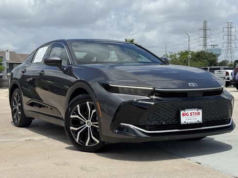 Used 2024 Toyota Crown AWD/4WD image 2
