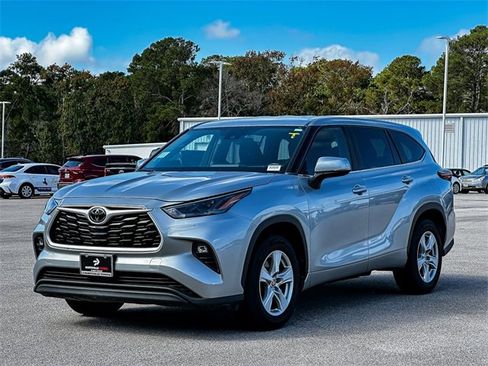 Used 2024 Toyota Highlander LE image 4