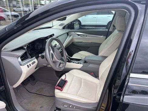 Used 2023 Cadillac XT5 Premium Luxury w/ Technology Package FWD image 2