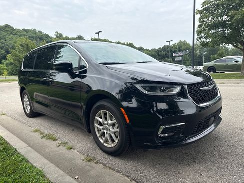Used 2025 Chrysler Pacifica Select FWD image 3