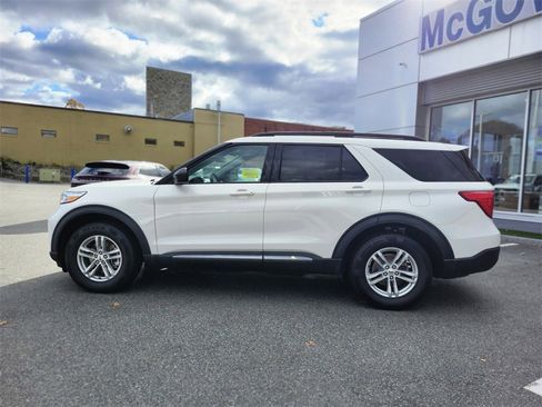 Used 2022 Ford Explorer XLT image 2