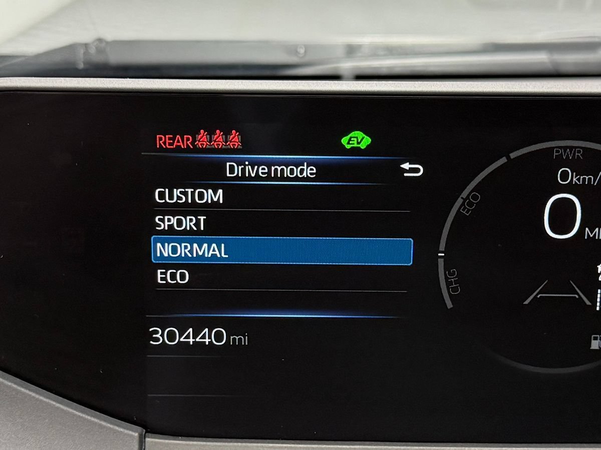 Used 2025 Toyota Prius LE FWD image 18