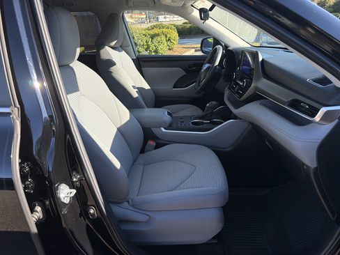 Used 2024 Toyota Highlander LE image 25