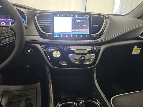 New 2027 Chrysler Pacifica Limited w/ Family Tech Group AWD/4WD image 17