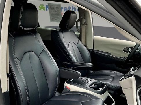 Used 2024 Chrysler Pacifica Touring-L image 28