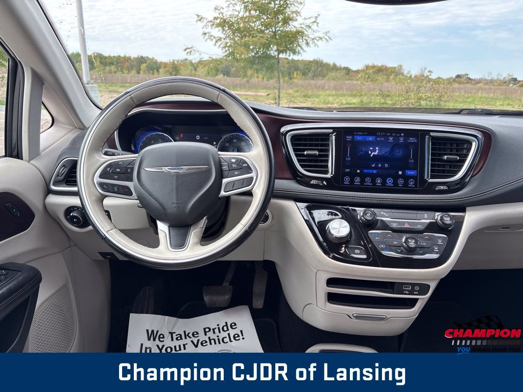 Used 2017 Chrysler Pacifica Limited FWD image 2