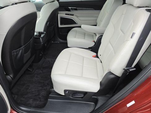 Certified 2024 Kia Telluride EX w/ EX Captain's Chair Package FWD image 16
