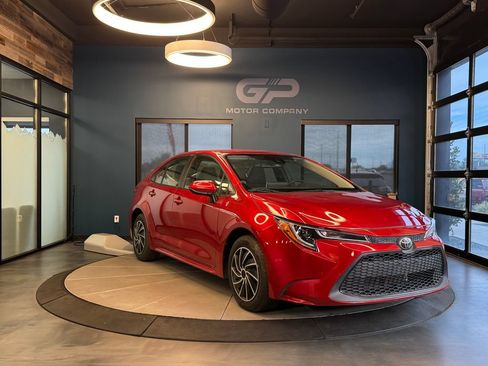 Used 2020 Toyota Corolla LE FWD image 1