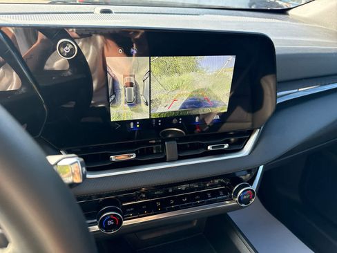 Used 2025 Chevrolet Equinox LT w/ Convenience Package II image 17