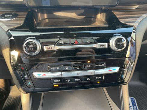 Used 2022 Ford Explorer Limited w/ Equipment Group 301A AWD/4WD image 16