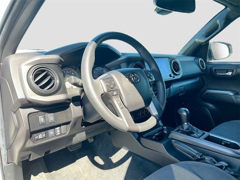 Used 2022 Toyota Tacoma TRD Off-Road image 9
