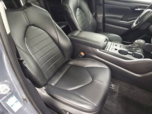 Certified 2022 Toyota Highlander XLE image 40