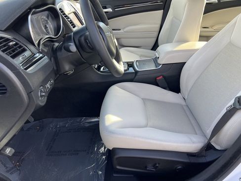 Certified 2023 Chrysler 300 Touring image 21