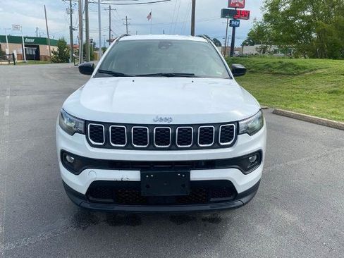 Used 2024 Jeep Compass Latitude AWD/4WD image 2