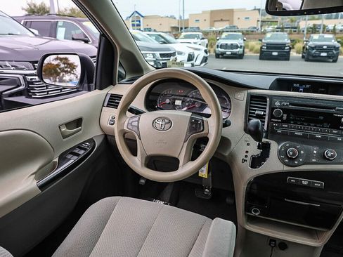 Used 2011 Toyota Sienna LE w/ Towing Pkg FWD image 6