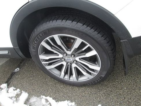 Used 2018 Ford Explorer Platinum image 11