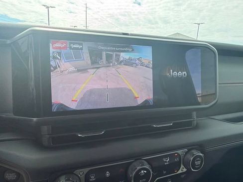 Used 2024 Jeep Gladiator Mojave AWD/4WD image 31