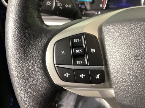 Used 2022 Ford Explorer XLT w/ Equipment Group 202A AWD/4WD image 26
