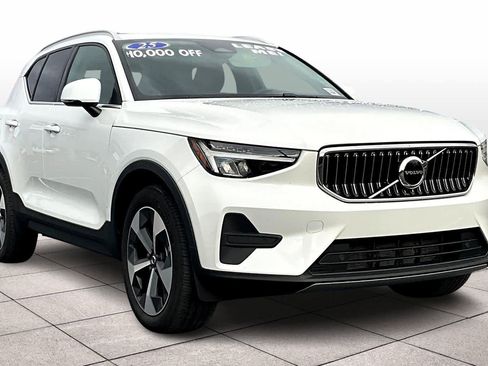 Used 2025 Volvo XC40 B5 Core w/ Protection Package Premier image 2