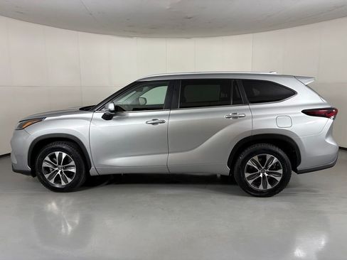 Used 2024 Toyota Highlander XLE FWD image 5