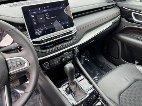 Used 2025 Jeep Compass Trailhawk image 17