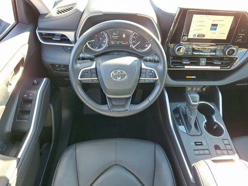 Certified 2024 Toyota Highlander XLE image 12