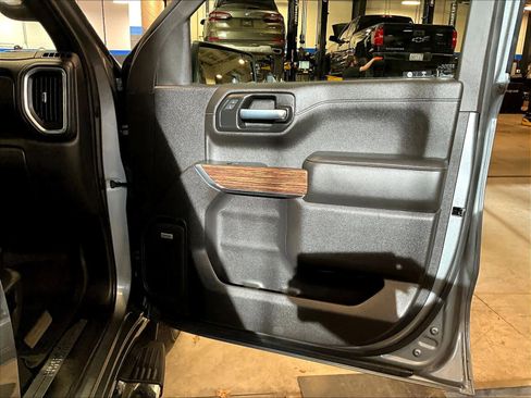 Used 2020 Chevrolet Silverado 1500 High Country w/ Technology Package image 12