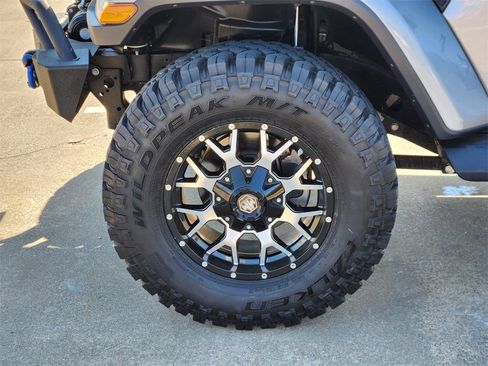 Used 2018 Jeep Wrangler Unlimited Sahara image 9