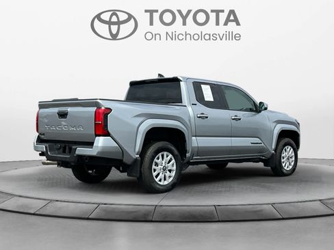 Used 2025 Toyota Tacoma SR5 AWD/4WD image 5