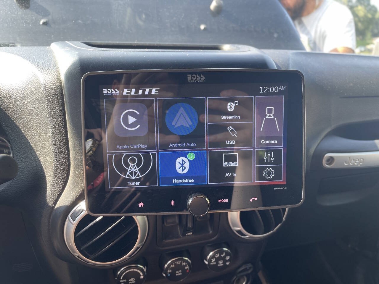 Used 2015 Jeep Wrangler Unlimited Rubicon w/ Connectivity Group AWD/4WD image 19