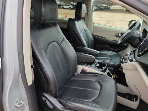 Used 2023 Chrysler Pacifica Touring-L FWD image 18