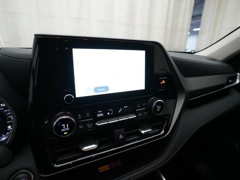 Used 2025 Toyota Highlander XLE AWD/4WD image 6