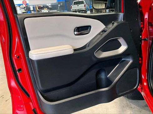 Used 2025 Nissan Frontier SV image 9