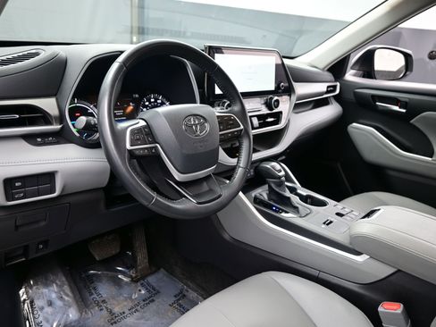 Used 2025 Toyota Highlander XLE image 13
