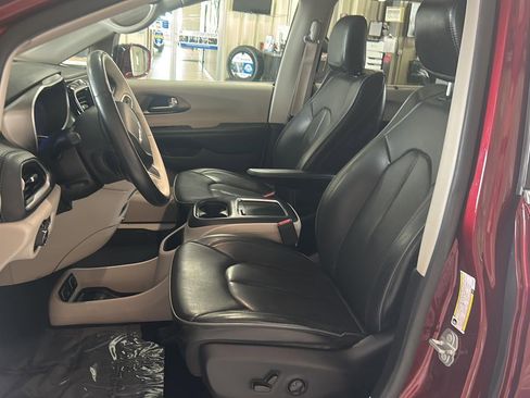 Used 2018 Chrysler Pacifica Limited w/ Tire & Wheel Group FWD image 15
