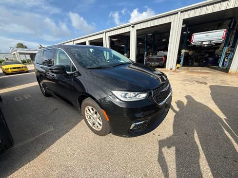 Used 2024 Chrysler Pacifica Touring-L FWD image 2