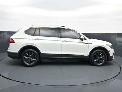 Used 2023 Volkswagen Tiguan SE w/ Panoramic Sunroof Package FWD image 8