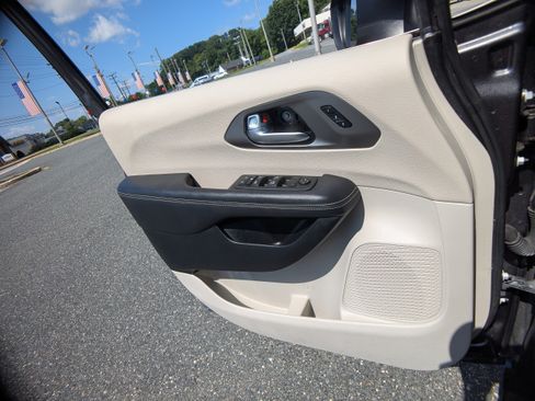 Used 2023 Chrysler Pacifica Touring-L FWD image 24
