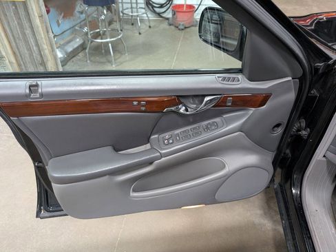 Used 2005 Cadillac De Ville DTS w/ Equipment Group image 11