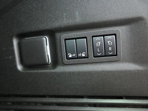 Used 2025 GMC Yukon XL Denali AWD/4WD image 28