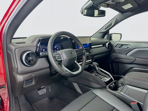 Used 2025 Chevrolet Colorado Z71 w/ Technology Package AWD/4WD image 9
