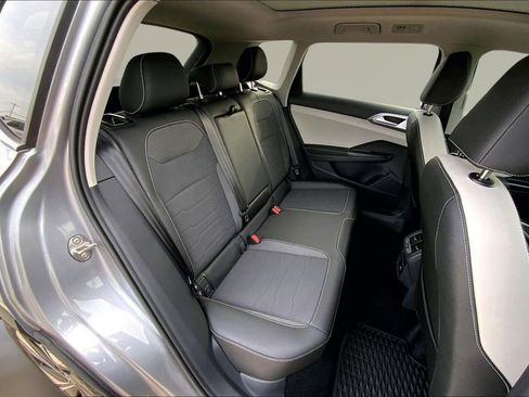 Certified 2025 Volkswagen Taos SE image 26