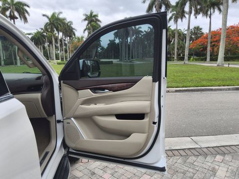 Used 2016 Cadillac Escalade Luxury RWD image 34