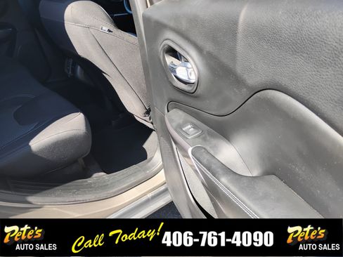 Used 2019 Jeep Cherokee Latitude w/ Popular Appearance Group AWD/4WD image 16