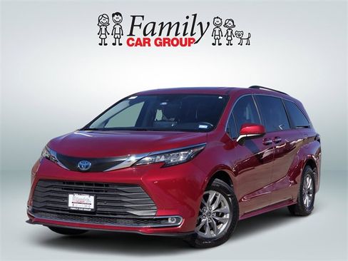 Used 2022 Toyota Sienna XLE image 1