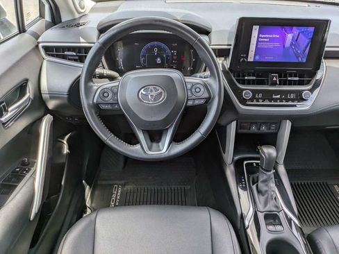 Used 2023 Toyota Corolla Cross XLE w/ Convenience Package FWD image 19