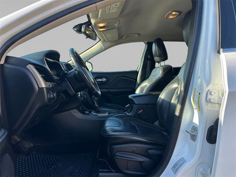 Used 2016 Jeep Cherokee Latitude w/ Cold Weather Group image 11