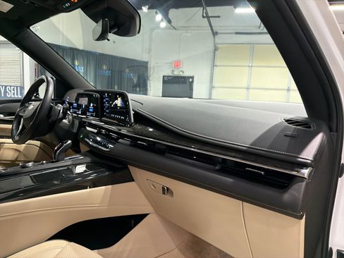 Used 2023 Cadillac Escalade Premium Luxury image 31