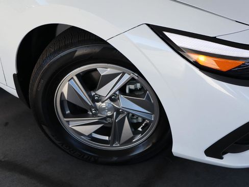 Used 2025 Hyundai Elantra SE image 3